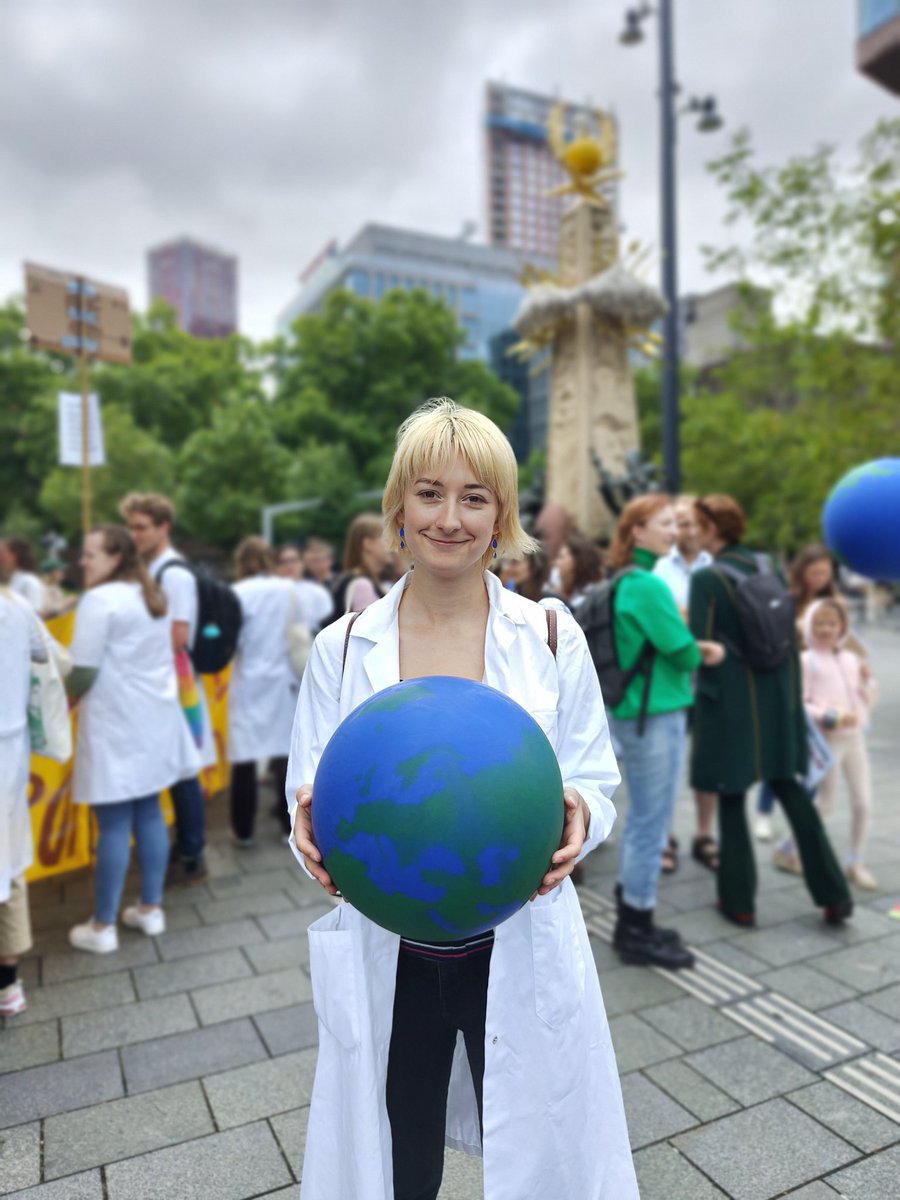 ifmsanl's tweet photo. "#Ikstaop voor de patiënt van de toekomst. Omdat ik niet stil kan zetten nu ik weet hoeveel ziekte en sterfte klimaatverandering veroorzaakt." #klimaatmars #zorgblok #healthyclimate https://t.co/bWmBN8fSYq