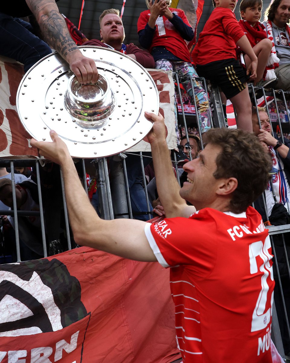 FCBayernUS's tweet photo. A man of the people. ❤️ 

#MiaSanMia @esmuellert_ https://t.co/ZOJlS7rASc