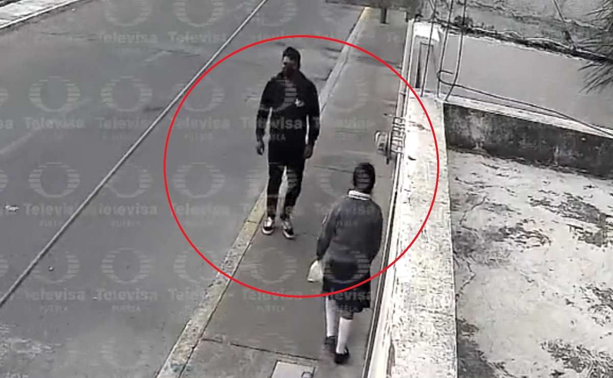 PueblaenLinea's tweet photo. VIDEO Captan a depravado manoseando a una niña cuando caminaba en calles de Puebla  https://t.co/AnRSAT50jr https://t.co/Z2MceJkfs9