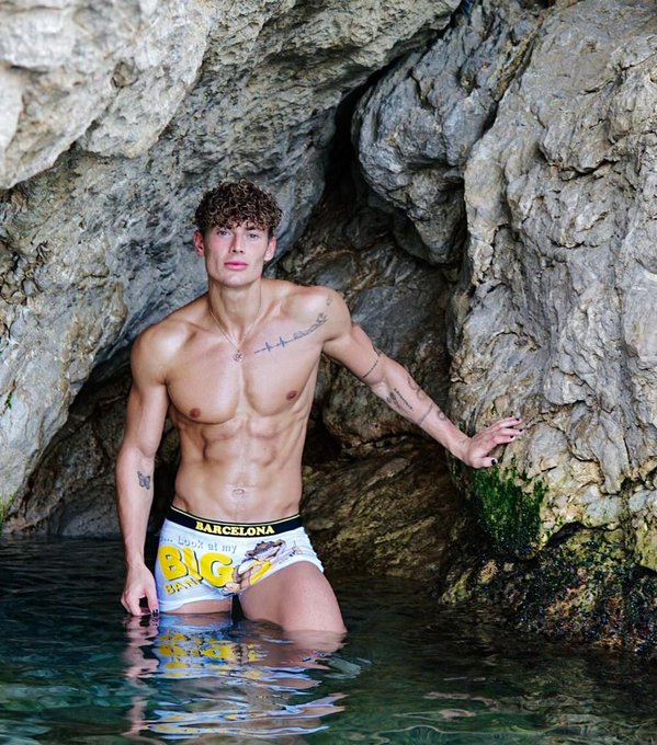 Bananas 🍌 https://t.co/07SiPVx7Jp