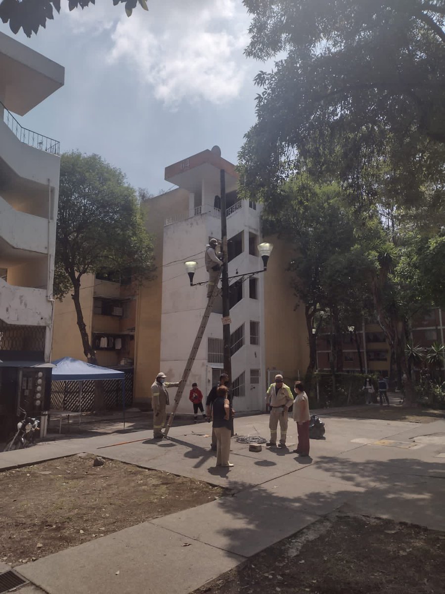 AzcapotzalcoMx's tweet photo. Como parte de los trabajos del #SábadoDeLaUnidad se repararon luminarias en el estacionamiento, pasillos y plazuelas de la U.H. Manuel Rivera Anaya CROC 1.

#ViveElCambio https://t.co/TO6kFyn9b4