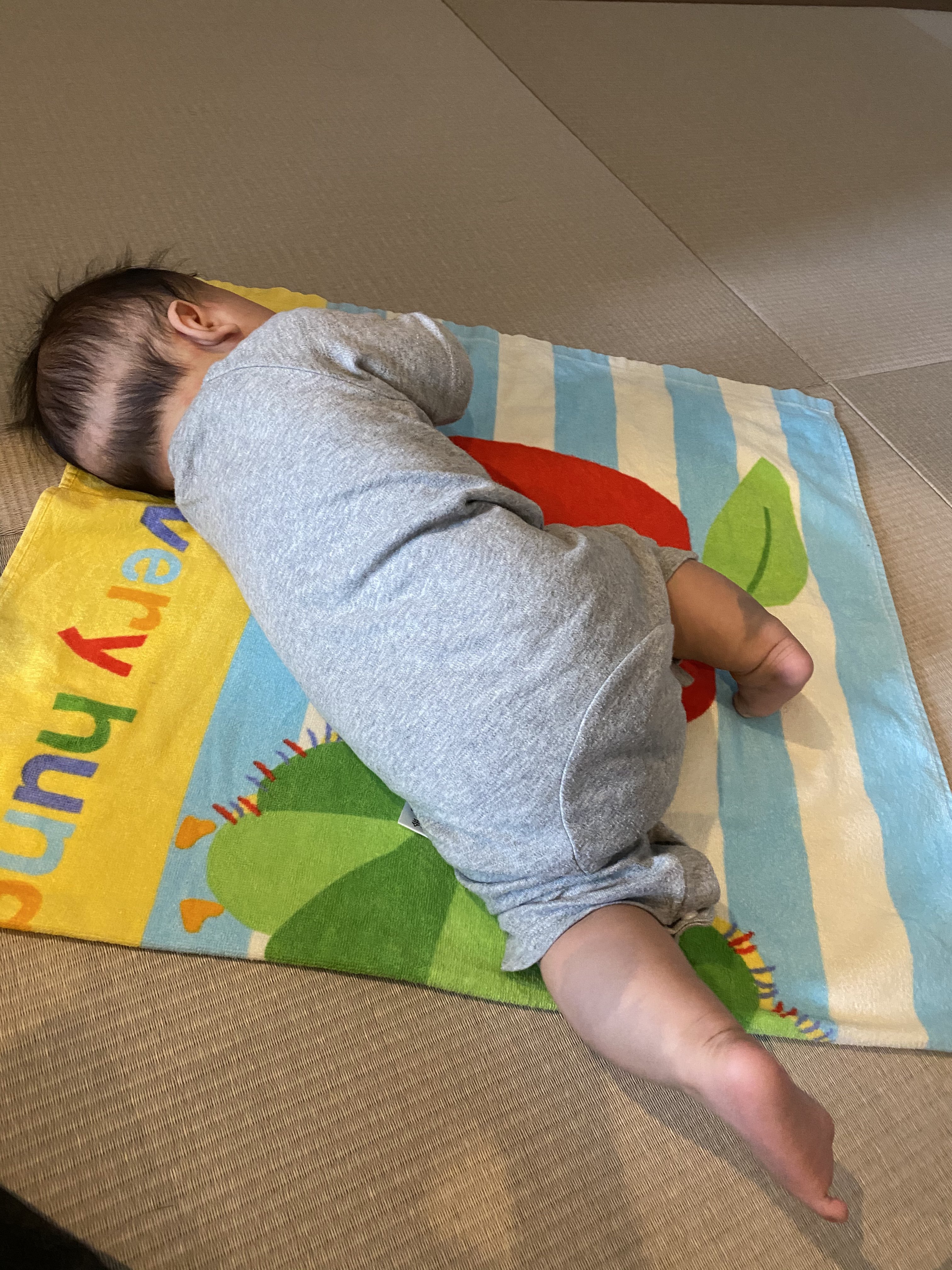 Npo法人 Umiのいえ 横向きをじっくり体験中 もぞもぞ動くと またごろんと仰向けに戻ったり そんな経験も大事 全て無駄じゃないし 次の動きにつながっています 寝返りの準備 毎日の積み重ね 赤ちゃんの発達 T Co O7qaoezb1x Twitter