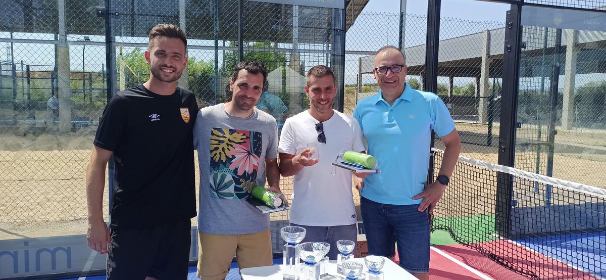 Ajuntament de Vilafant (@ajvilafant) on Twitter photo El regidor d'esports de #Vilafant <a href="/CesarGlz17/">César González</a> entrega juntament amb <a href="/ericjacobs9/">Eric Jacobs</a> <a href="/padbolvilafant/">Padbol Vilafant</a> dels trofeus als 4 classificats del torneig de Padbol que s'ha celebrat aquest matí al nostre municipi. El regidor d'esports de #Vilafant <a href="/CesarGlz17/">César González</a> entrega juntament amb <a href="/ericjacobs9/">Eric Jacobs</a> <a href="/padbolvilafant/">Padbol Vilafant</a> dels trofeus als 4 classificats del torneig de Padbol que s'ha celebrat aquest matí al nostre municipi.