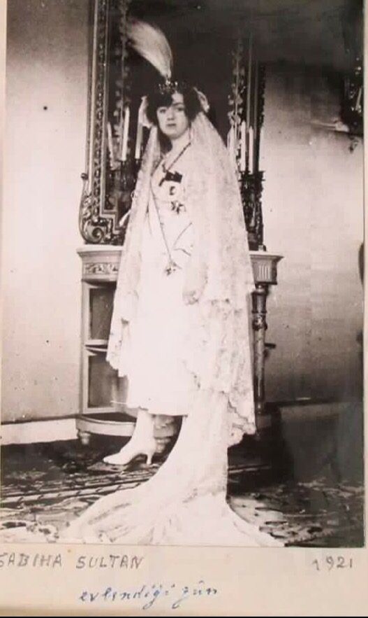 Emin misin şampiyon!

1.Foto: Vahdettin'in 3.eşi Müveddet Kadınefendi
2.Foto:Vahdettin'in kızı,son halife Abdülmecit'in gelini Sabiha Sultan 
3.Foto:Halife Abdülmecit ve ailesi
4.Vahdettin'in kızı Sabiha Sultan  Dolmabahçe'deki düğünü sırasında.

Öğren bunları,milleti yanıltma!