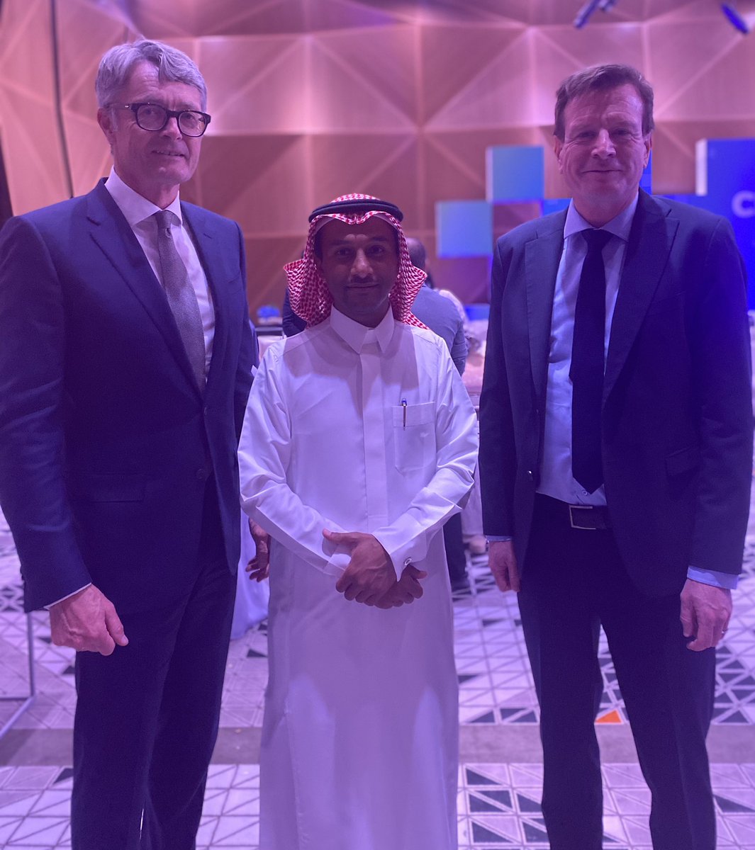 NorwayAmbKSA's tweet image. A very inspiring launch of CNTXT today. The new joint venture between @saudi_aramco &amp;amp; @CogniteData, specializing in cloud and digital transformation. Will contribute to a green transition &amp;amp; #Vision2030. Here with Abdullah Jarwan &amp;amp; Øyvind Eriksen, CEOs of CNTXT and #Aker ASA 🇸🇦🇳🇴