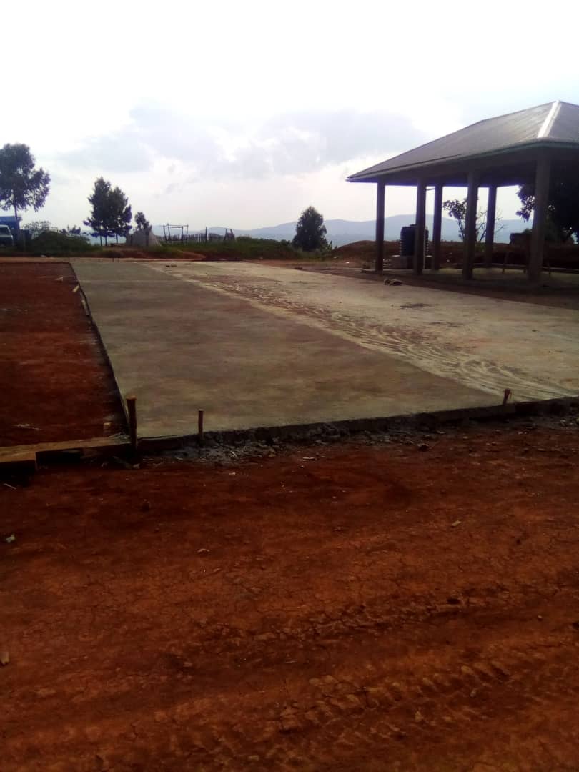 Construction en cours de centres communautaires de traitement du #Café  (CTC) Theradingi, Ituri. Zone de séchage du café en béton et hangar en arrière-plan. Fait par <a href="/WHH_DRC/">WHH DR Congo - Welthungerhilfe</a> en coopération avec la coopérative Kawa Maber &amp; financé par <a href="/giz_gmbh/">GIZ</a>.