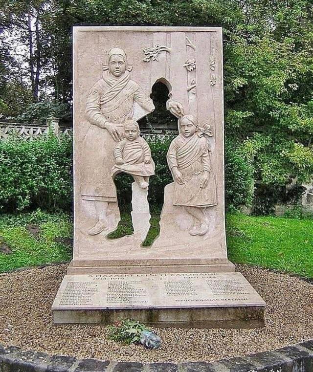 A WW1 memorial in Vácrátót, Hungary, a family missing their father.