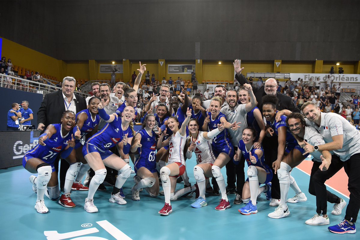 Superbe performance des Bleues qui remportent la #GoldenLeague 2022 face aux tchèques. Une étape importante sur le chemin qui les mènera aux <a href="/Jo2024Paris/">JO2024PARIS</a> @FFvolley <a href="/CEVolleyball/">European Volleyball</a> #Volleyball