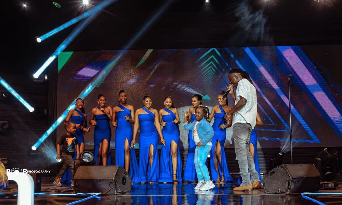KobbyKyei_'s tweet photo. 📸 @stonebwoy brought his children on stage at The grand launch of  @tecnomobilegh #CAMON19Series 😊🥂❤️ #Blogger 
📸 @robphotography1 https://t.co/nEaupvFc7A