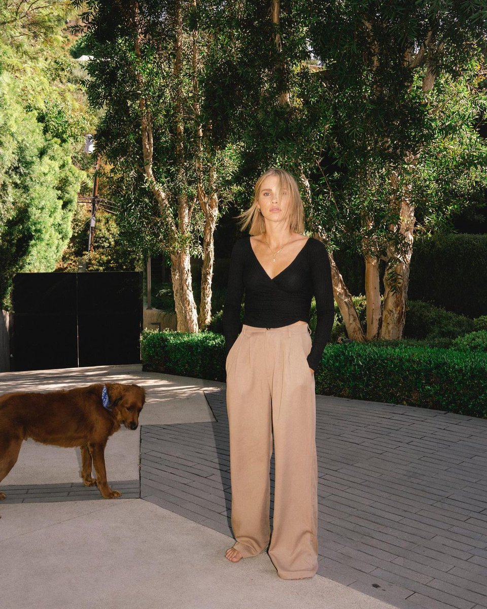 CHoltSource's tweet photo. 📷| #INSTAGRAM claireholt "Does your dog want to come over? @reformation #refbabe". https://t.co/aqihlgjYp4