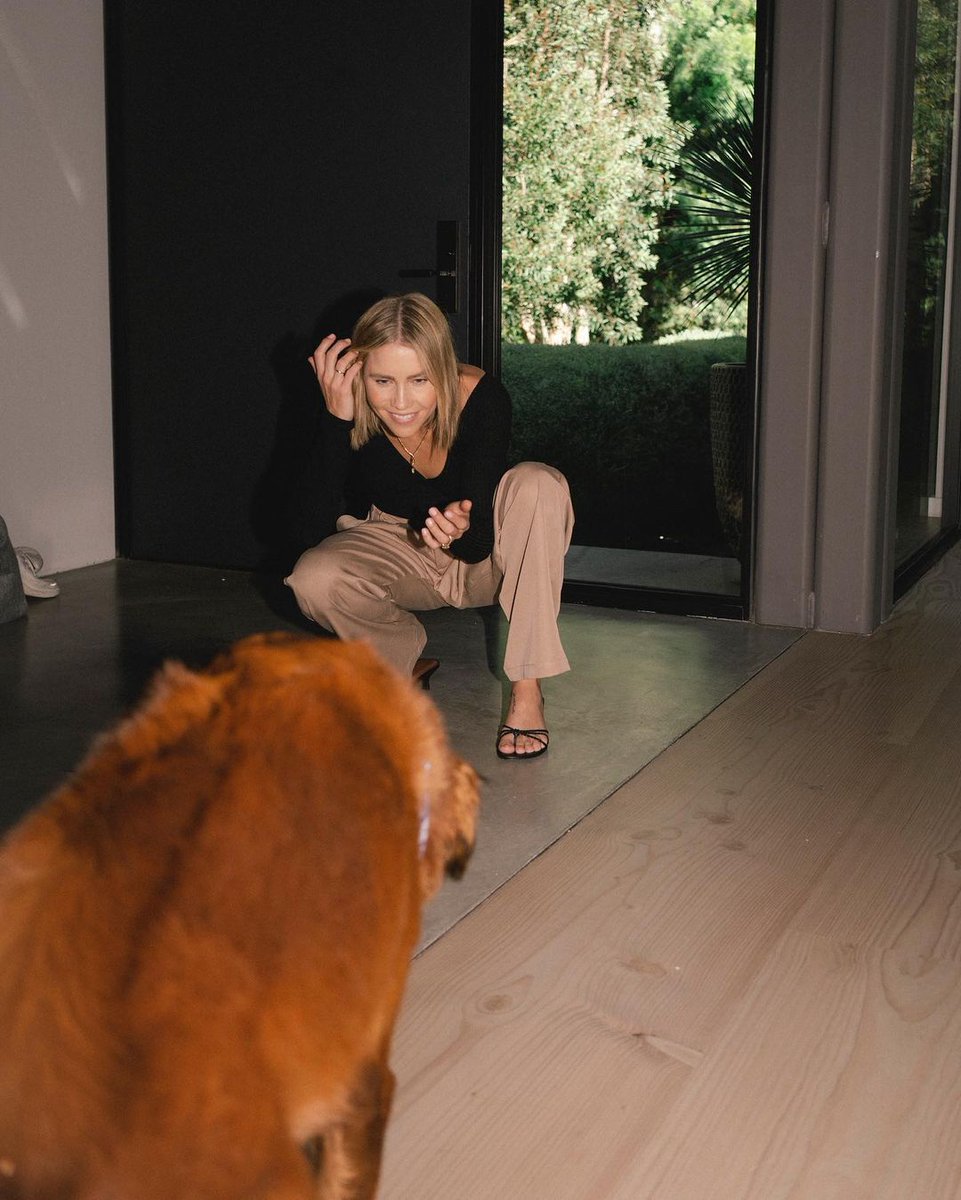 CHoltSource's tweet photo. 📷| #INSTAGRAM claireholt "Does your dog want to come over? @reformation #refbabe". https://t.co/aqihlgjYp4