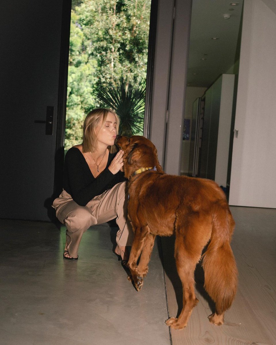 CHoltSource's tweet photo. 📷| #INSTAGRAM claireholt "Does your dog want to come over? @reformation #refbabe". https://t.co/aqihlgjYp4