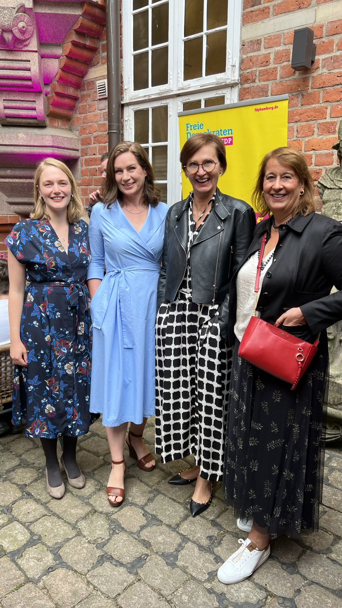 FDP Hamburg (@fdphh) on Twitter photo Endlich wieder das Sommerfest der FDP Bergedorf, diesmal im Bergedorfer Schloss mit unserer Bundesbildungsministerin <a href="/starkwatzinger/">Bettina Stark-Watzinger</a> und Reden von Sonja Jacobsen, unserem Landesvorsitzenden Michael Kruse (MdB) und stellvertretenden Landesvorsitzenden Ria Schröder (MdB). Endlich wieder das Sommerfest der FDP Bergedorf, diesmal im Bergedorfer Schloss mit unserer Bundesbildungsministerin <a href="/starkwatzinger/">Bettina Stark-Watzinger</a> und Reden von Sonja Jacobsen, unserem Landesvorsitzenden Michael Kruse (MdB) und stellvertretenden Landesvorsitzenden Ria Schröder (MdB).