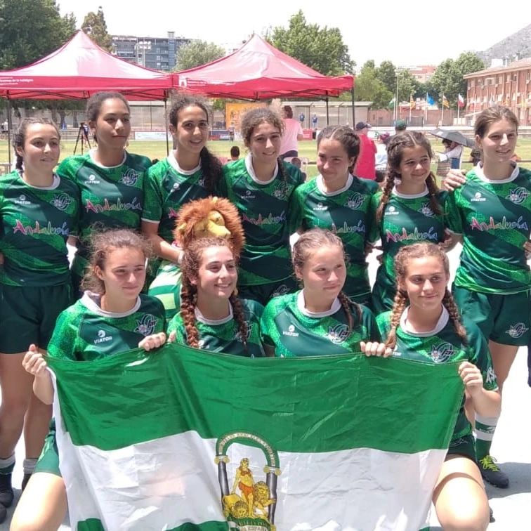 Carugbysevilla's tweet photo. La selección andaluza femenina de Rugby a 7 M16, Campeona de España, con la jugadora del CAR Rocío Neira Cepeda. Y la selección andaluza masculina M16 de rugby a 7, con los arlequinados Manuel Almagro y Pedro Ciaurriz, cuarta de España en el Campeonato CESA #orgullocar https://t.co/BaY4m41mEu