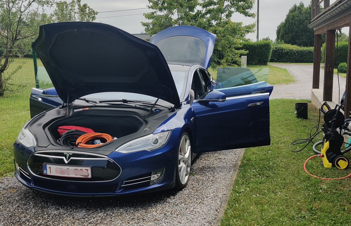 UlricDabe's tweet photo. Detailing afternoon, well deserve for its 370.000km 🤩
#Tesla #ModelS #autofinesse #avalanchefoam #citruspower #imperial #lathershampoo #colourlock https://t.co/Dpy9XaeQWz