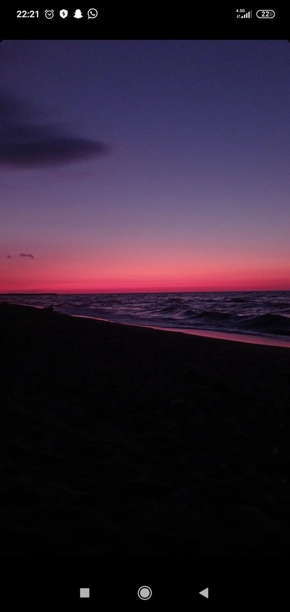 Çok mu aşıksın ona?dedi.
-öyle dedim 
Oda seni seviyor mu? Dedi.
Farkeder mi? Dedim..