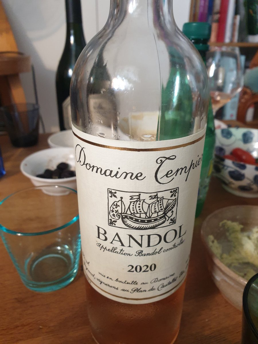 PinardTweetard's tweet photo. C'est l'été, c'est rosé ! Mais c'est pas une raison pour boire de la m... pour autant. Avec celui ci, pas besoin de rajouter le pamplemousse, il en a un arôme subtil et persistant ! Miam-miam... #Tempier https://t.co/OjeTSOcVAj