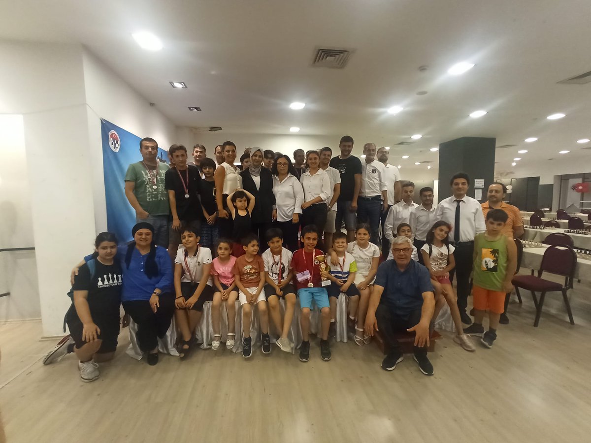 Yıl boyunca okulumuz <a href="/kalekemalaraci/">Mehmet ve Kemal Aracı İO</a>  ilkokulundaki zeka oyunları ve satranç kurslarına katılan Ali Mete ve Melih'in emeklerinin karşılığını babalar günü turnuvasında aldık.baba-çocuk takımlı oynanan turnuvada Tekin takımı 25. Ün takımı 3.<a href="/herenster/">Hikmet Eren</a> seneye kaldığımız yerden devam