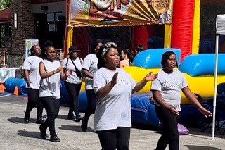 KidZoneKansas's tweet photo. Grateful to #juneteenthop2022 coordinators &amp; @prairiefireOP for a great event to unite, celebrate freedom &amp; elevate awareness. 👊🏾💚🙌🏾❤️✊🏽💛

#historymatters #emancipationday #juneteenthop https://t.co/sxvdy6Ly5Z