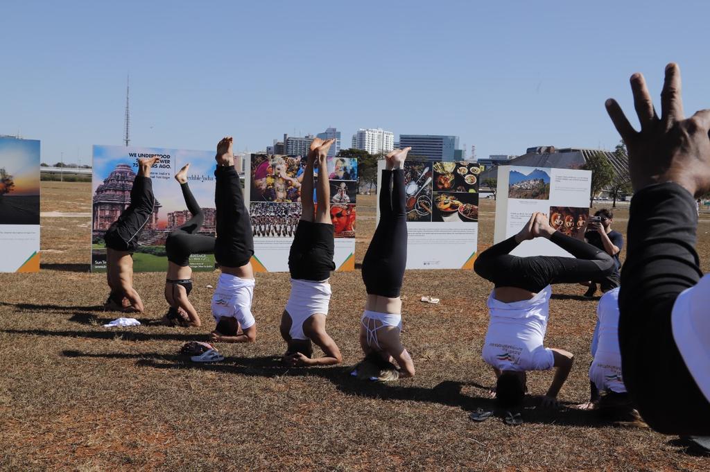 AmbSKReddy's tweet photo. Some photos from #IDY2022 from #brasilia
#YogaForHumanity
#yogaisfun
#fitness #HealthyLiving
@moayush @SeturDF @internacionalDF https://t.co/S0GdlgPRSY