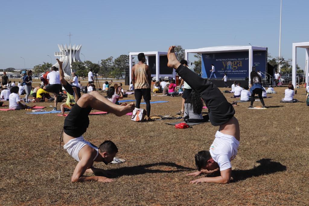 AmbSKReddy's tweet photo. Some photos from #IDY2022 from #brasilia
#YogaForHumanity
#yogaisfun
#fitness #HealthyLiving
@moayush @SeturDF @internacionalDF https://t.co/S0GdlgPRSY