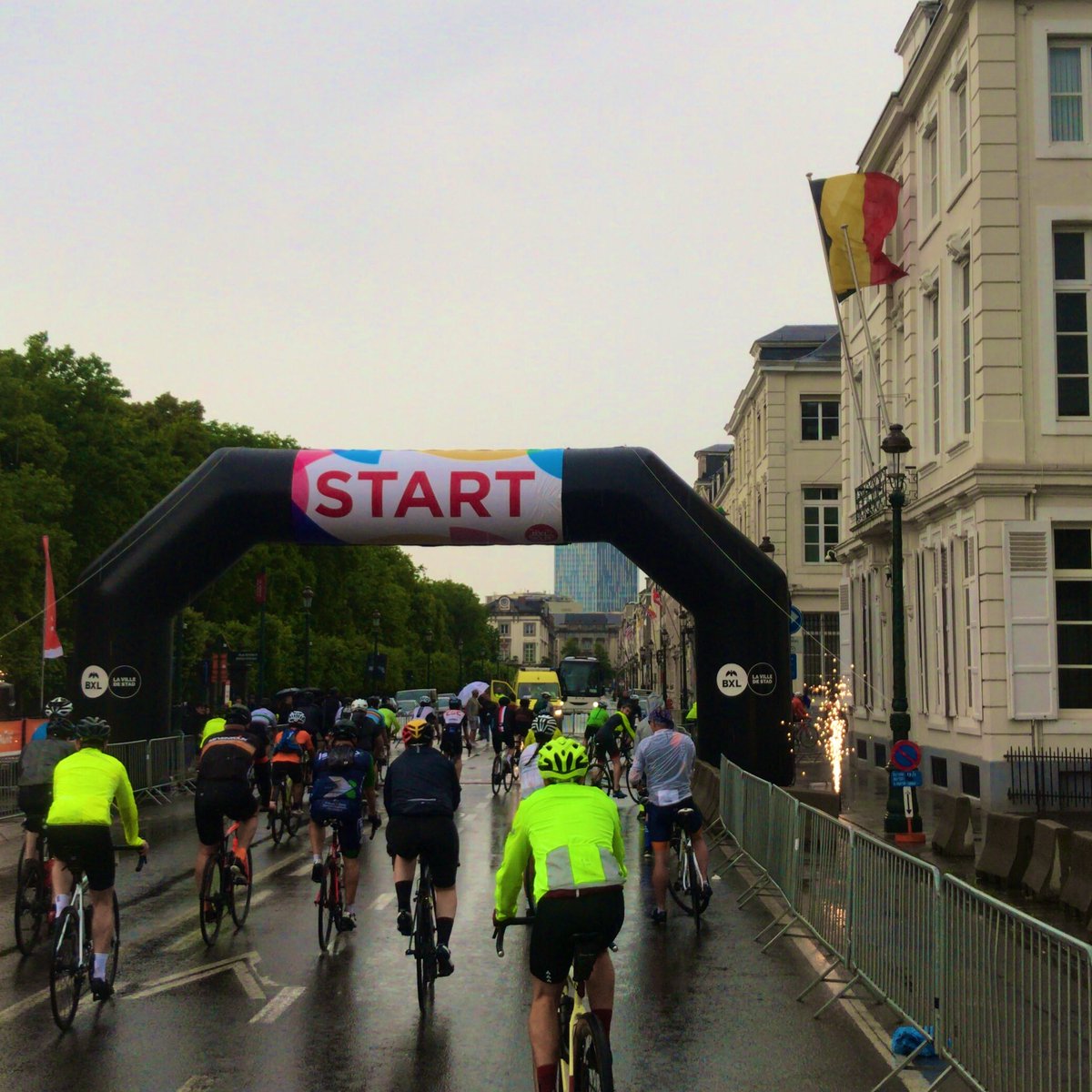 Thanks to <a href="/CityBrussels/">Brussels (Unofficial account)</a> for organising the #BXLtour 40k race today 🚴‍♀️🚴‍♂️💨 really enjoyed it despite the rain 🌧