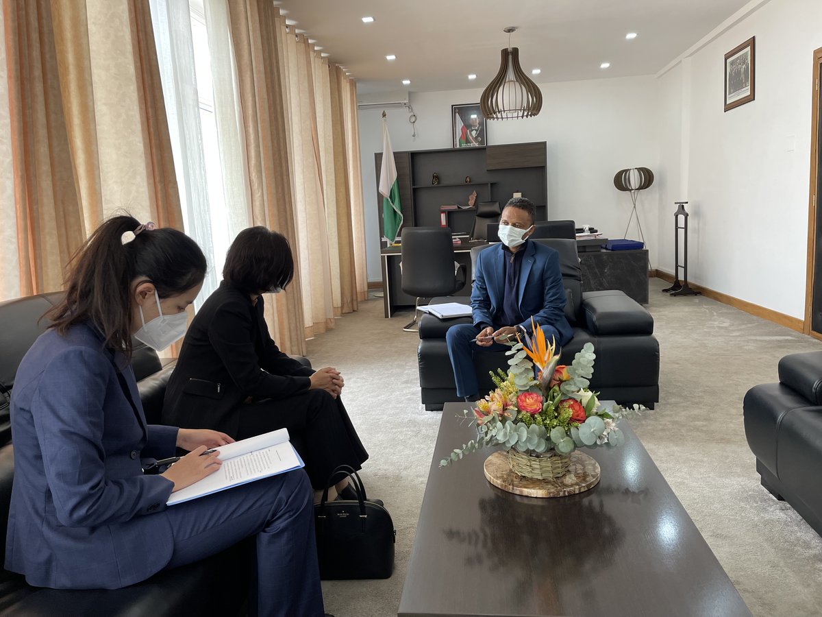 Le Ministre des Mines RAKOTOMALALA Olivier a reçu la visite de courtoisie de SE Madame GUO Xiaomei, Ambassadeur de Chine🇨🇳 le 17 juin 2022. 
Une rencontre qui s'inscrit dans le cadre de la consolidation de la coopération sino-malagasy, plus particulièrement dans le domaine minier