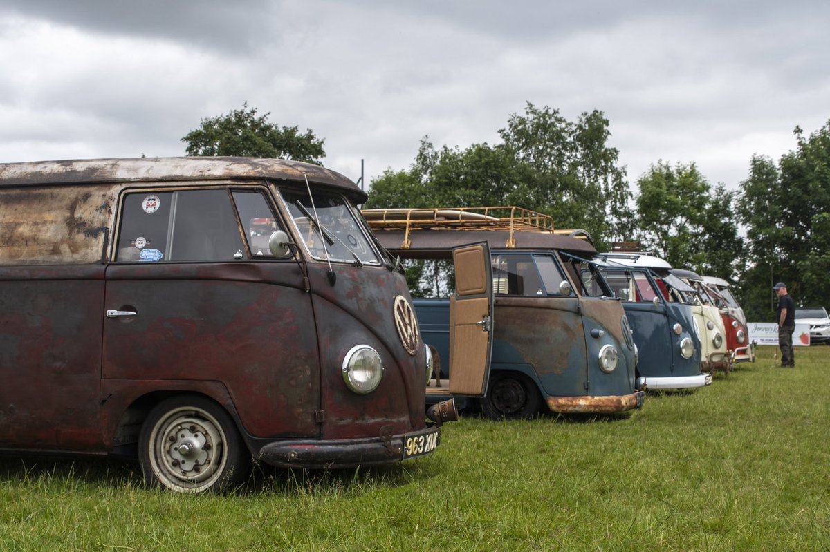 WinterPeachUK's tweet photo. A nostalgia trip today. Old cars are green cars! Sadly my memory card corrupted. Naturally my best photos are lost, but here’s a flavour of the day.
#photography #carphotography #britishmini #classicmini #vwbus #vwsplitscreen #retrocars #kingswinford https://t.co/UM98aKMfXy
