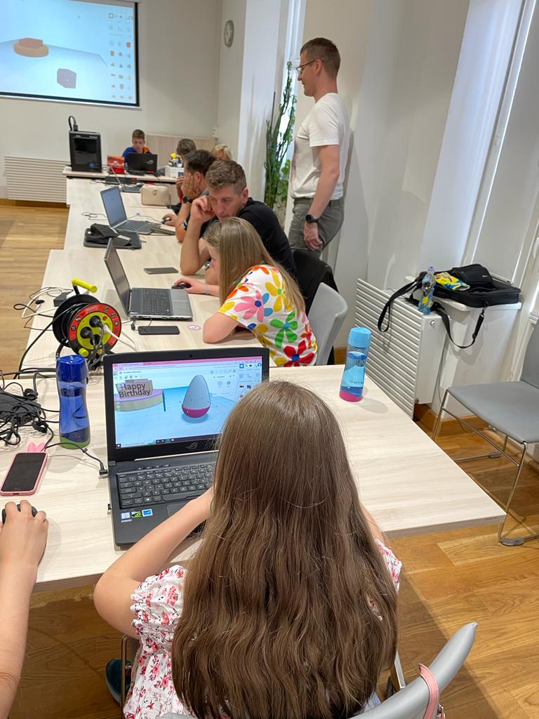 FundationCODEBY's tweet photo. Let's make a cake in tinkercad :) https://t.co/wYqIblPXgv