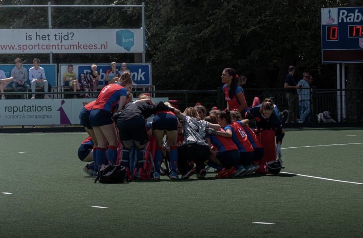 ma1_schc's tweet photo. Helaas heeft het niet zo mogen zijn. De 2-2 hing lang in de lucht maar we moeten nu toch @HCRotterdam MA1 feliciteren met de overwinning en de plek in de finale van het NK. Heel veel succes meiden! #Finales #NK #Netniet https://t.co/K1meL3m98c