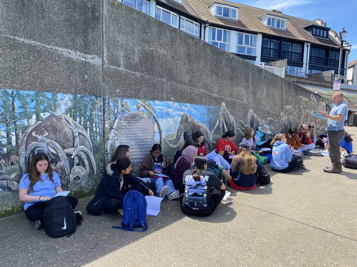 BGS_Geography's tweet photo. A full afternoon of #fieldwork in a busy Sheringham today with #BGSY10 #surveys #EnvironmentalQuality #Landuse #traffic #OutdoorClassroom https://t.co/nZo93EpM1r
