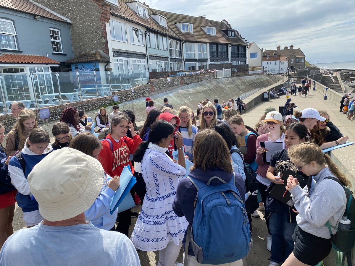 BGS_Geography's tweet photo. A full afternoon of #fieldwork in a busy Sheringham today with #BGSY10 #surveys #EnvironmentalQuality #Landuse #traffic #OutdoorClassroom https://t.co/nZo93EpM1r