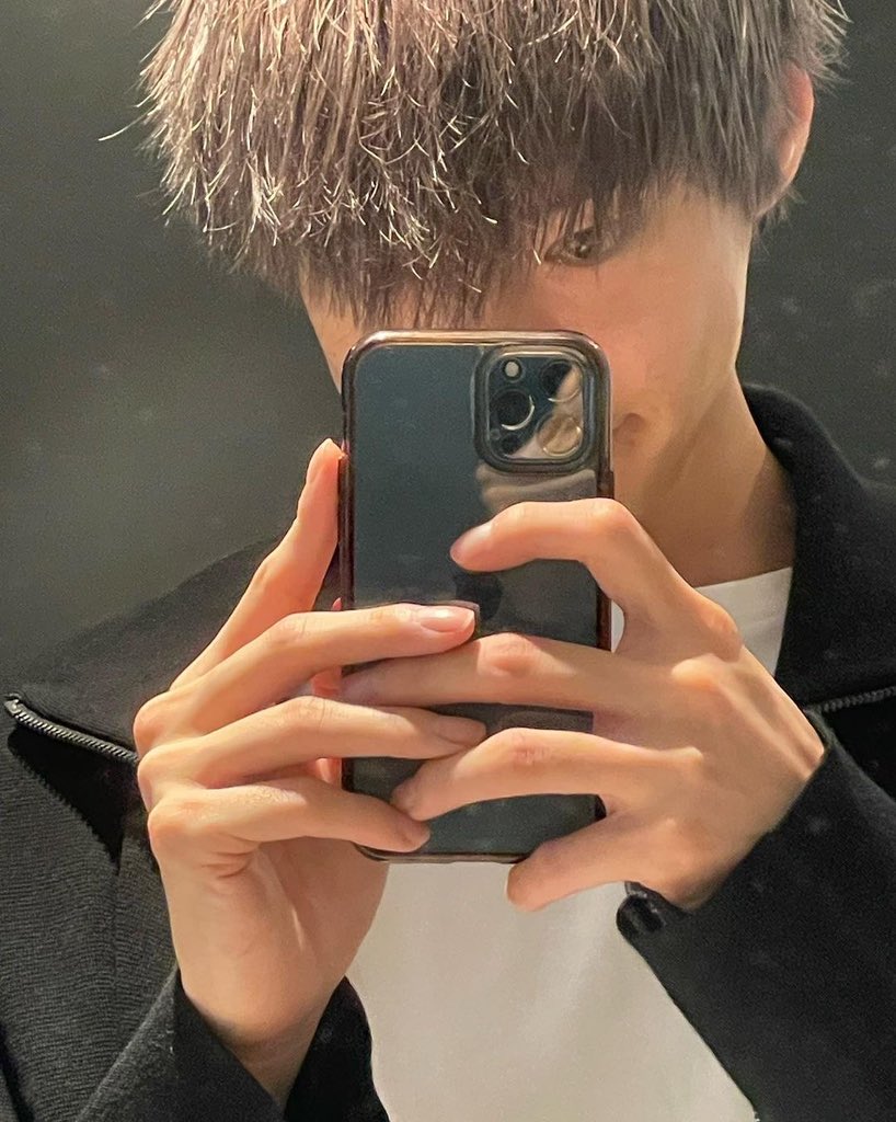 fancyverse_'s tweet photo. จะออกงานที่ใด ก็ต้องมีรูปถ่ายกับกระจก https://t.co/2SGorUmM9Z