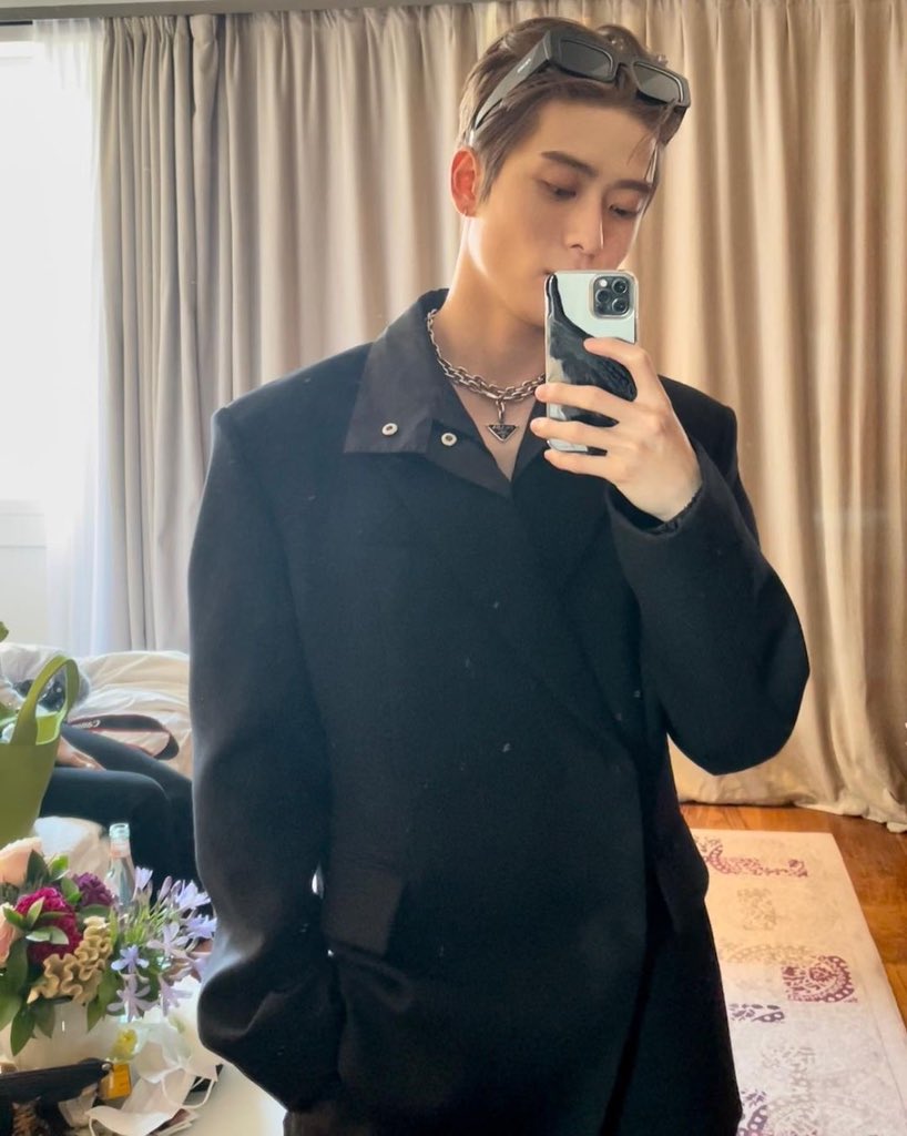 fancyverse_'s tweet photo. จะออกงานที่ใด ก็ต้องมีรูปถ่ายกับกระจก https://t.co/2SGorUmM9Z
