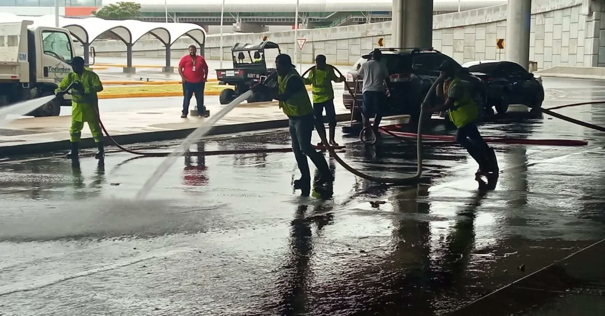 panpacificoaero's tweet photo. Nuestro equipo de Mantenimiento y de Servicio de Salvamento y Extinción de Incendio realiza en el día de hoy limpieza profunda en diferentes áreas de la Terminal 2. Previo a nuestra apertura total.
#LaPrimeraSonrisaEnRecibirte
#Panamá
#HubDePanamá✈
#TocumenTeCuida🇵🇦 https://t.co/VFdyFEcAdy