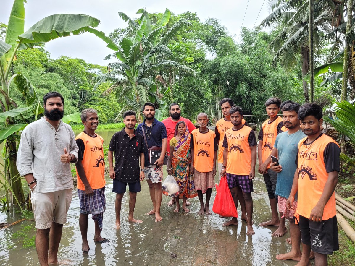 FoundationUci's tweet photo. The flood affected areas under Dhekiajuli are immediately visited and assisted by our team. 
Around 60 families were offered essential food kit in today's #FloodRelief drive. We aim to extend help to around 200 families in this week. @Dipannitasharma @SonitpurPolice @DCSonitpur https://t.co/CcedThOgCa