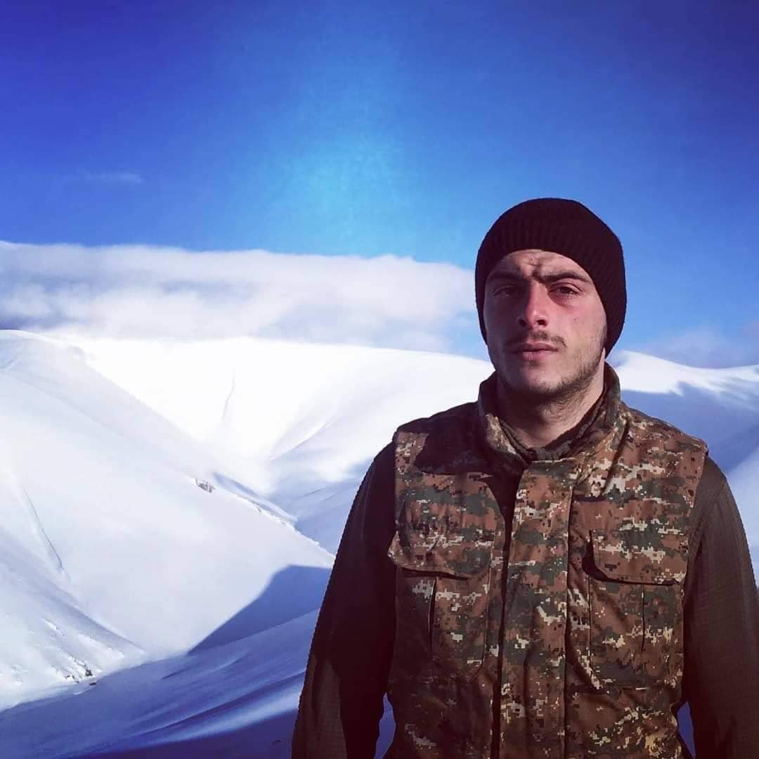 jchribuisson's tweet photo. Regardez bien ce visage. C'était celui de Hrach Piliposyan,19 ans, simple conscrit de l'armée #armenienne, tué hier par 1 tir azéri près de #Vardenis.
Quand est-ce que le monde se décidera à intervenir pour que cessent les exactions 🇦🇿? Combien faudra-t-il de victimes comme lui ? https://t.co/kUNJhOZtit