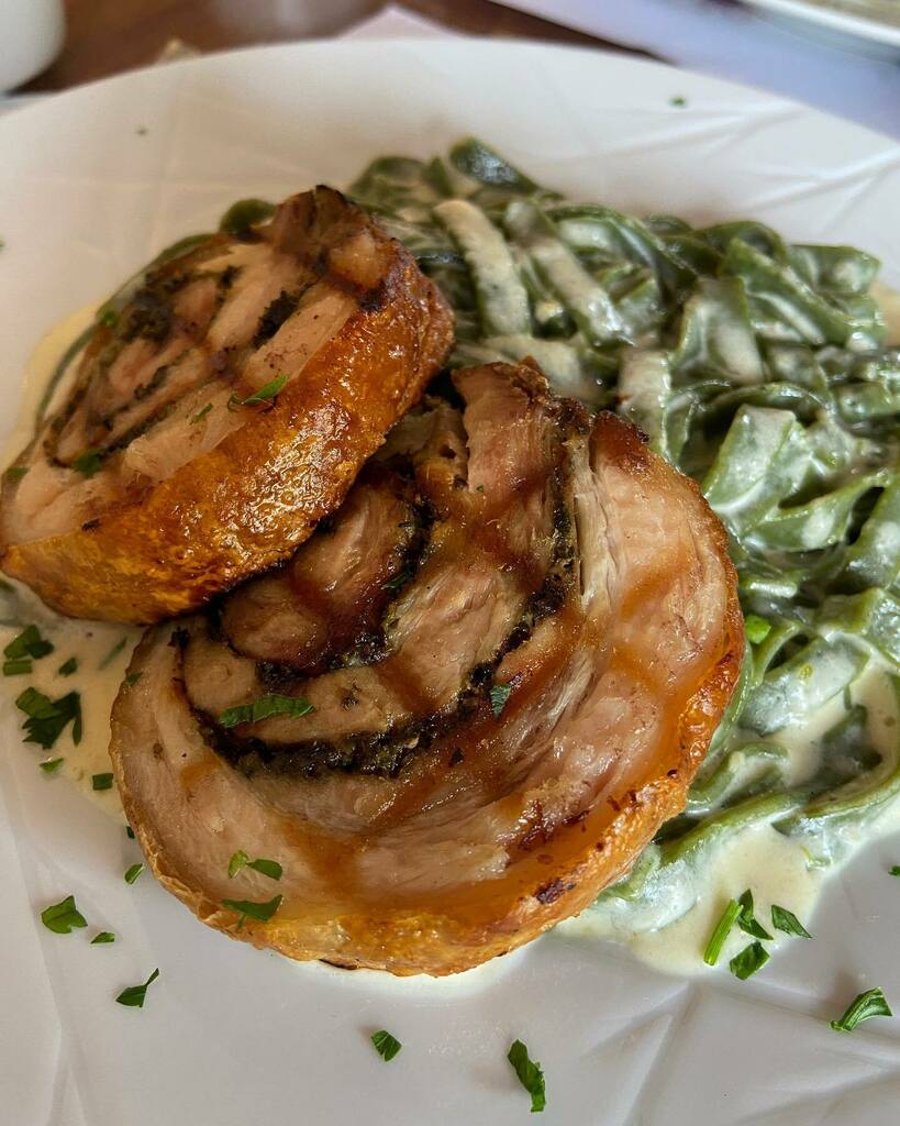 eucomi's tweet photo. 🥓 PORCHETTA
💸 R$58 ⭐️ Nota: 10
📜 Ótima Porchetta (barriga de porco recheada com outros cortes e temperos) com taglionini de espinafre ao molho branco do Merlino! Prato delicioso!!
📍 @merlino.restaurante
🏷 #eucomi #comida #gastronomia #provei… https://t.co/ZBAM2RoB5e https://t.co/VeYD398LwE
