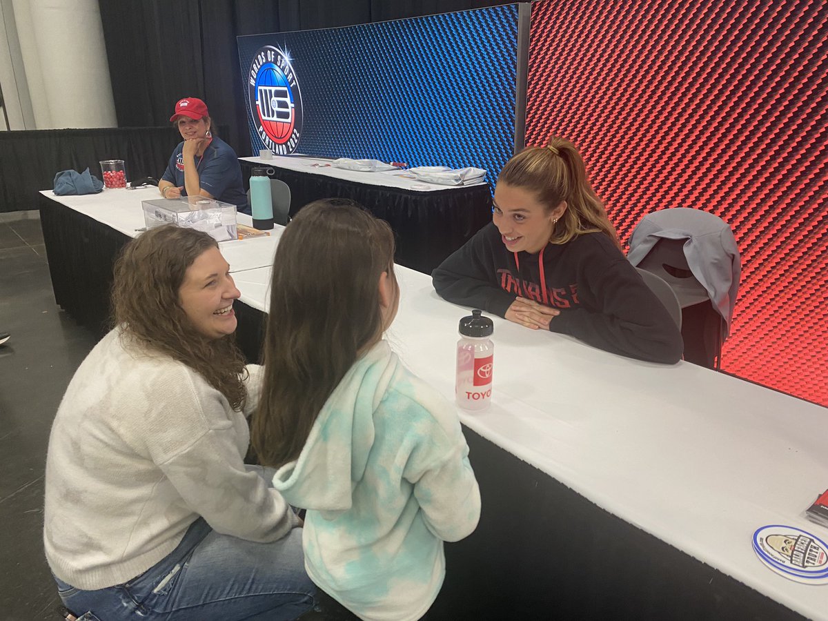 WorldsofSport's tweet photo. @ThornsFC Star forward and @WSUCougarSoccer legend @morganvweaver talking with future soccer stars! https://t.co/O4ydkIp2Z4