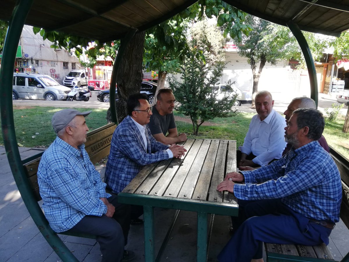 PartiSahinbey's tweet photo. Yönetim Kurulu,Belediye Meclis Üyemiz ve Danışman arkadaşlarla  birlikte Perilikaya Parkında vatandaşlarımızla hasbihal edip;gönül köprüleri kurmaya devam ediyoruz.
Yılmadan koşturmaya, hakikatleri anlatmaya devam ediyoruz.

📍Perilikaya Mahallesi

@erkankandemir

@AliSahin501 https://t.co/xwV61veN8h