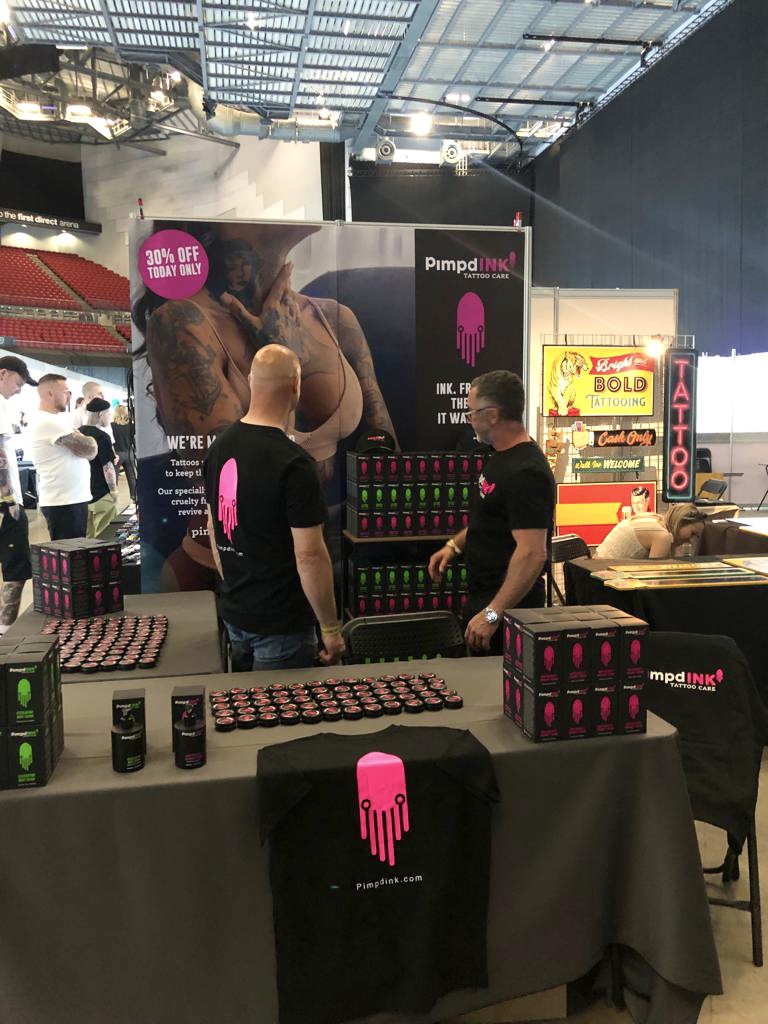PimpdInk's tweet photo. Our amazing team at the Leeds tattoo expo!👍🏻Keep your ink as fresh as the day it was done. #tattoo #tattooaftercare #tattooexpo #leeds #vegan #crueltyfree #tattoocream #tattooartist https://t.co/I4o92fXYT5