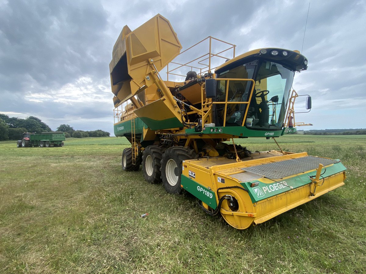 peamanruss's tweet photo. Maintenance ongoing here in the AGL #pea field in between loads this afternoon https://t.co/4etS9sdLJa