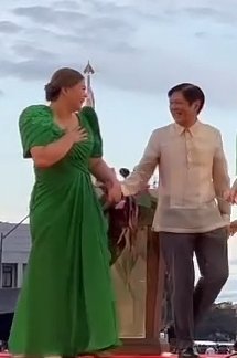 IamNinaGirl's tweet photo. 'Di po sila loveteam ah?Sila ang bago nating Pres. at VP. 'Coz they genuinely respect &amp; support each other,it's easy to capture moments like this.'Di kailangang pilitin.I'm so excited 'coz finally, we'll have a Pres. &amp; VP who'll work together 4 the sake of our country.❤💚✌👊 https://t.co/WSho1NHYnA