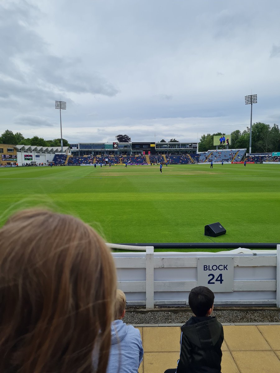 HelenWillson40's tweet photo. Still have no idea how the scoring works but a good afternoon @GlamCricket. Even the kids enjoyed daddy's treat! Best of all, I got to have @keralankaravan for my lunch! #NonStopEating https://t.co/FQePw9twIe