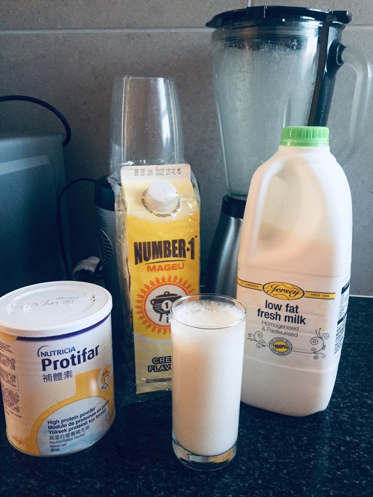 mhlangatpn's tweet photo. This one has less sugar, would be good for those without a sweet toothπ
@MageuNumber1 with low fat milk and whey protein powder (PROTIFAR)
9832.1 KJ, 21.3g, 29.8g, 5.3g
#SportsNutrition #NutritionForSports #FetchYourBody2022 #RunningWithTumiSole #Mageu https://t.co/9z4NmYiFmn