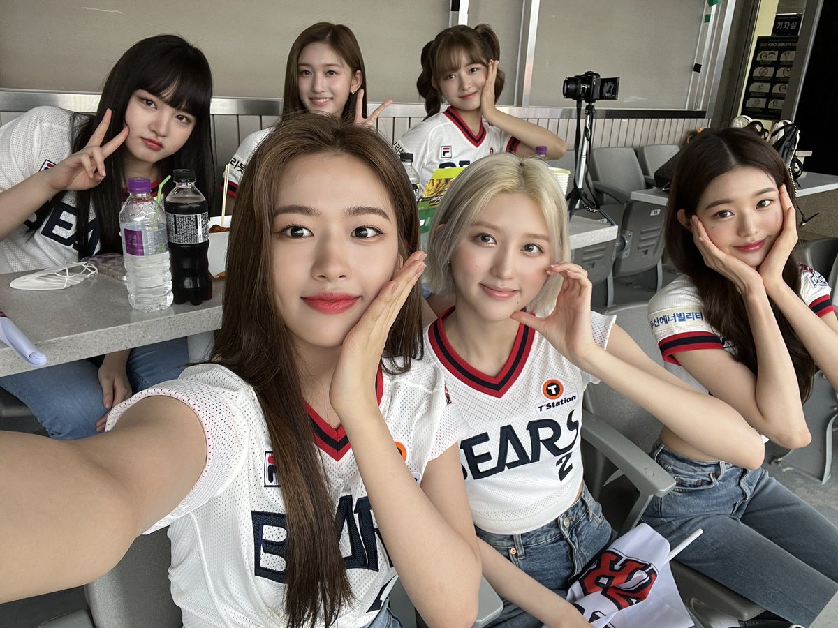 IVEYUJlN's tweet photo. The Baseball stadium where I went with the members. ⚾️ It was so fun taking photos together and spending time watching the furious match, which was an honor to be able to see live. This could never have happened to us who were the fortunate to come up with an outfit to match. ♡ https://t.co/FpRac2mygS