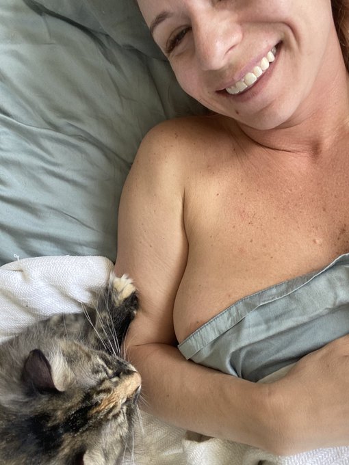 She&rsquo;s the sweetest&hellip; 🥰 https://t.co/mQJQ98iuoY<a href="/tag/deadheads"class="tags"><span>#deadheads</span></a>