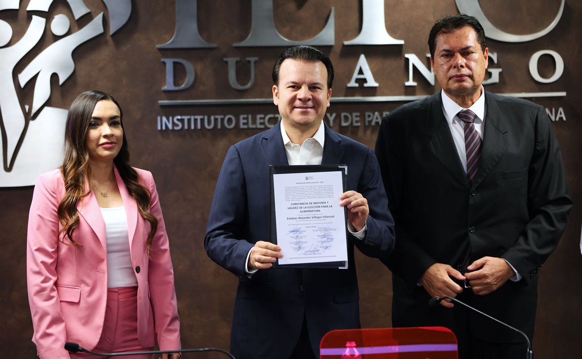 EVillegasV's tweet photo. Con un gran compromiso, hoy recibí la Constancia de Mayoría que me acredita como gobernado electo. 

Con mucha humildad, agradezco a los duranguenses por su confianza y a mi familia por su apoyo. 

¡Qué viva Durango! https://t.co/NNouMpNsre