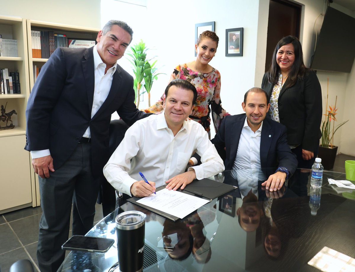 EVillegasV's tweet photo. Con un gran compromiso, hoy recibí la Constancia de Mayoría que me acredita como gobernado electo. 

Con mucha humildad, agradezco a los duranguenses por su confianza y a mi familia por su apoyo. 

¡Qué viva Durango! https://t.co/NNouMpNsre