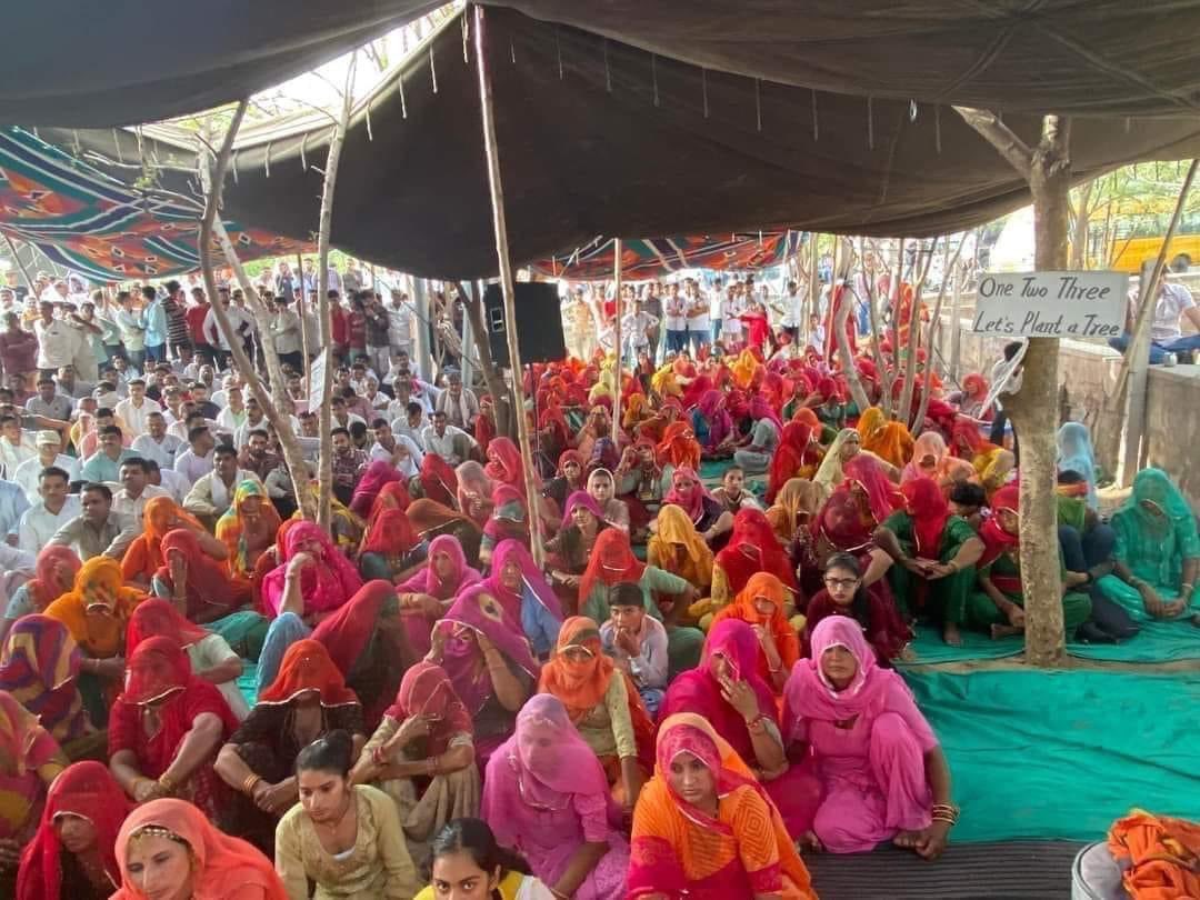 abbmsindia's tweet photo. बिश्नोई समाज सहित 36 कौम की जीत । 
पर्यावरण प्रेमियों की जीत । 
धरने को सफल बनाने के लिए बिश्नोई समाज के जनप्रतिनिधियों , सभी राजनेताओ ,  सहित सभी संस्थाओ , संत महात्माओं ओर पर्यावरण प्रेमियों  का भी ख़ूब ख़ूब आभार ।
अखिल भारतीय बिश्नोई महासभा आप सबका आभार व्यक्त करती हे https://t.co/oJJTgiYpCi